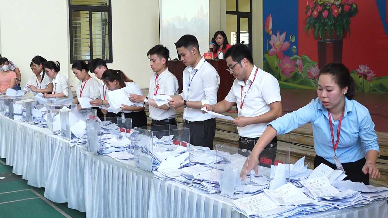 The organizing committee checks and announces the auction prices of customers. Photo: Cao Nguyên.