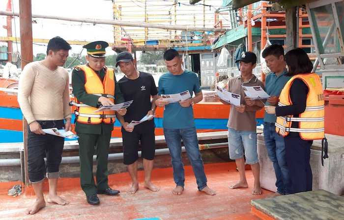 Biên phòng tỉnh Quảng Bình tuyên truyền đến ngư dân nhằm tránh vi phạm khai thác IUU. Ảnh: Biên phòng Quảng Bình