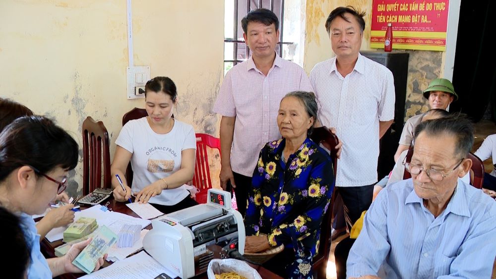 The authorities pay compensation for site clearance of the Hai Long Industrial Park infrastructure project in Dong Tra commune. Photo: Nam Hong