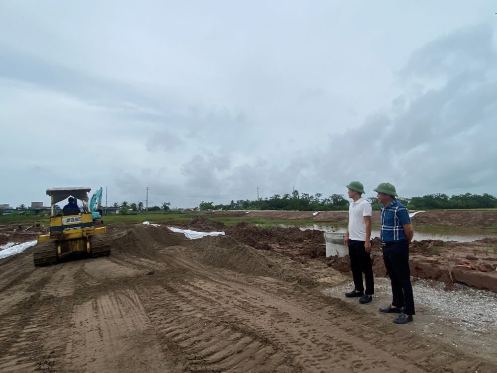 Ngay sau khi có mặt bằng sạch, nhà đầu tư xây dựng hạ tầng Khu công nghiệp Hải Long (huyện Tiền Hải, tỉnh Thái Bình) đã nhanh chóng bắt tay triển khai thi công. Ảnh: Nam Hồng