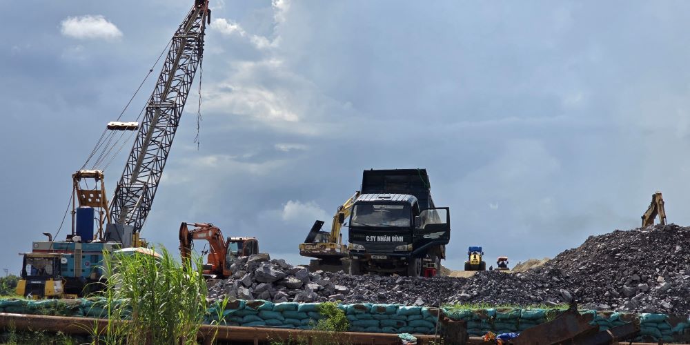 Construction of the 3-axle route project connecting functional areas in Thai Binh Economic Zone through Nam Hong commune, Tien Hai district. Photo: Nam Hong