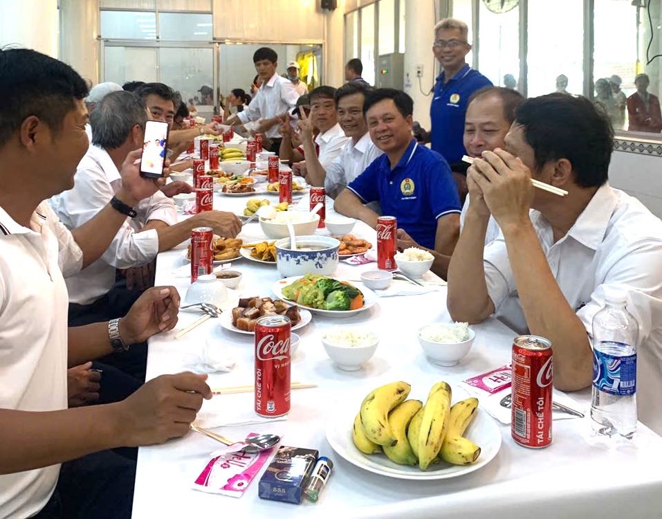 Vedan Vietnam Limited organizes a meal for 80,000 VND per meal. Photo: HAC