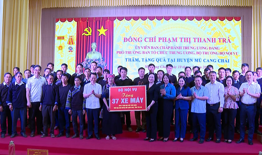 Bộ trưởng Bộ Nội vụ Phạm Thị Thanh Trà tặng quà tại huyện Mù Cang Chải, tỉnh Yên Bái. Ảnh: Mạnh Cường
