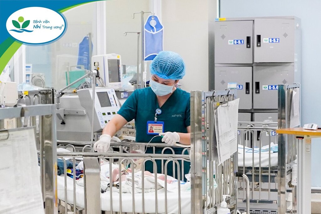 Tăng lương cơ sở, nhân viên y tế cũng được hưởng. Ảnh: BVCC