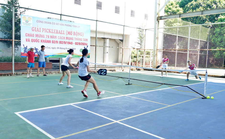 Many thrilling matches between pairs of players. Photo: Hoàng Thương