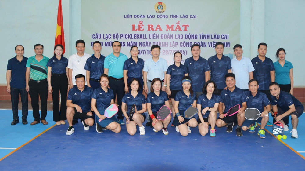 Leaders of the Lào Cai Provincial Trade Union taking a commemorative photo with the Club. Photo: Lan Hương