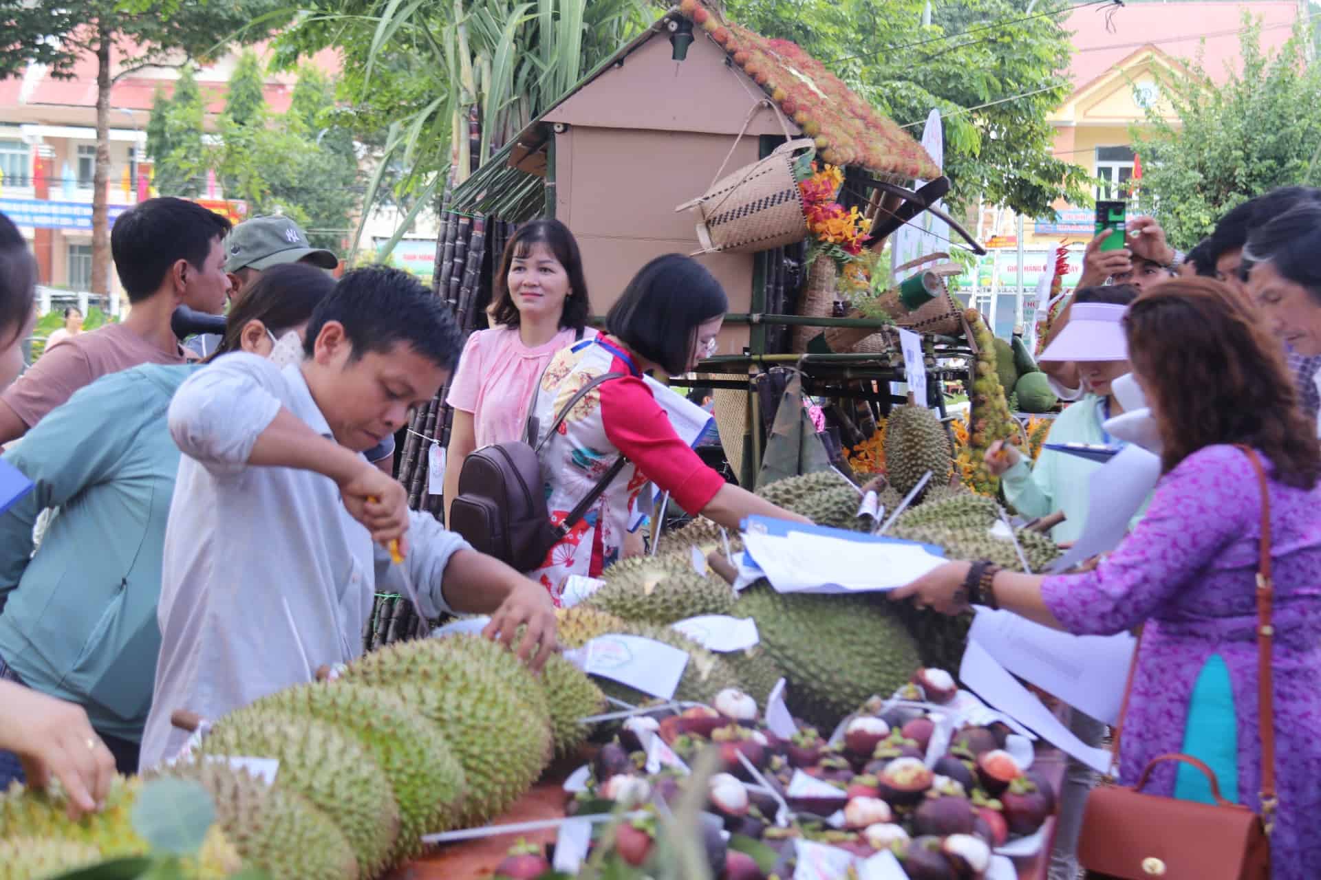 Localities prepare stalls to display delicious and beautiful fruit to participate in the contest. Photo: Thanh Thúy