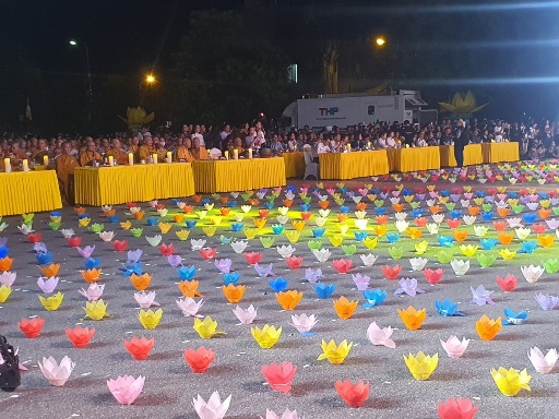 Đêm hội Hoa đăng kính mừng mùa Vu Lan báo hiếu thu hút hàng nghìn người Hải Phòng tham gia. Ảnh: Mai Chi