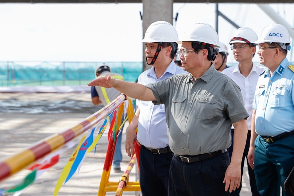 Prime Minister Pham Minh Chinh inspects the construction of the T3 terminal.  Photo: VGP/Nhat Bac