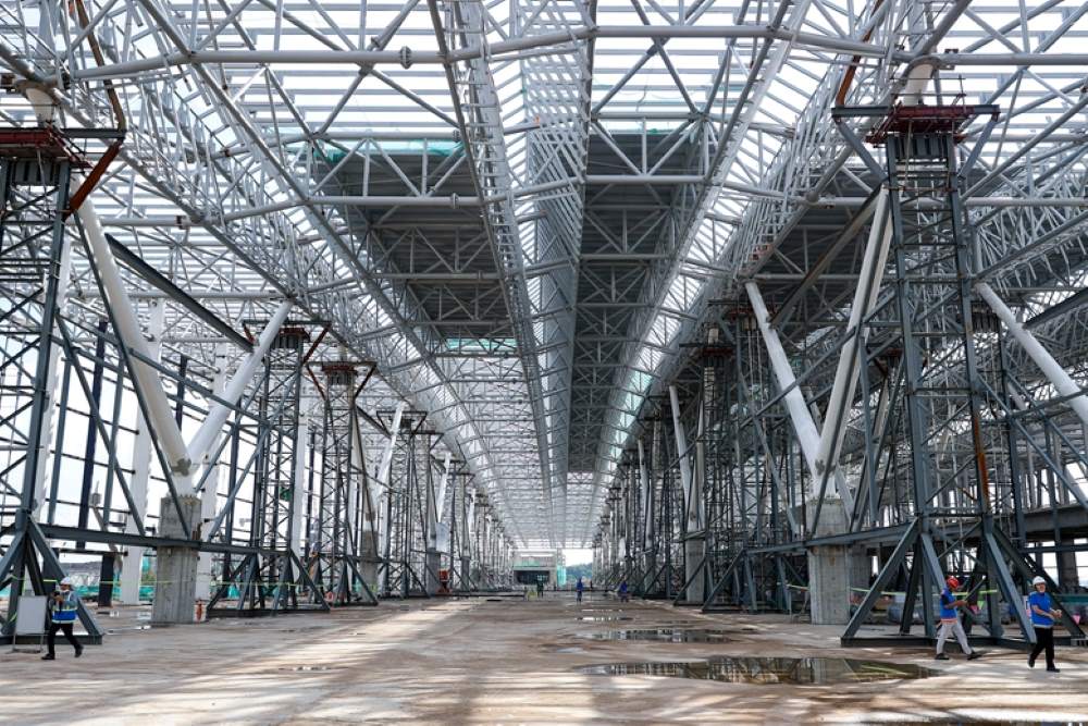 Installing the steel structure and roof of the T3 terminal.  Photo: VGP/Nhat Bac