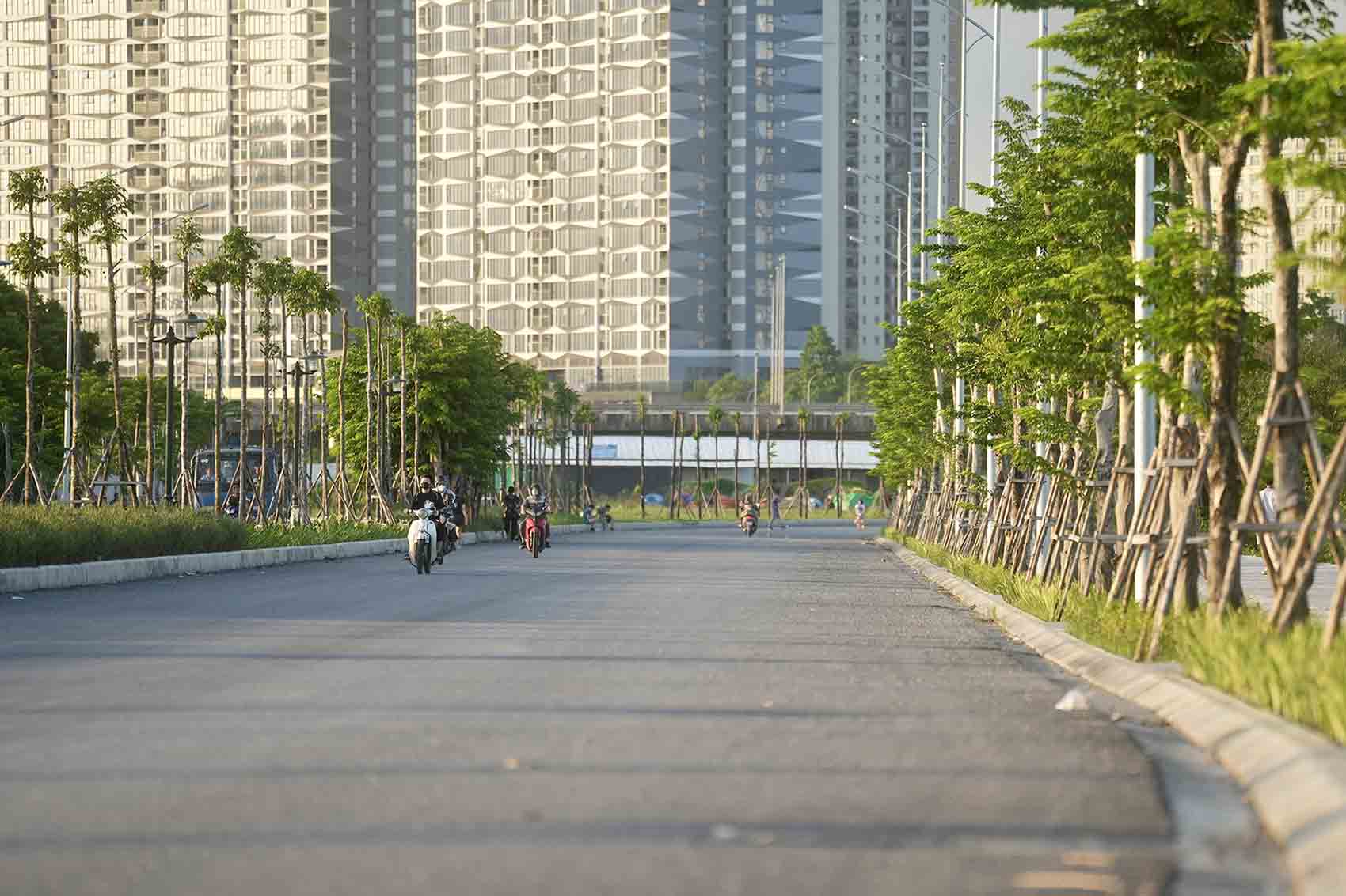 As noted by Labor, after nearly 2 years of construction, the intersection with Thang Long Avenue to Dai Linh street, nearly 900 m long, has basically completed the asphalt road surface, sidewalks, lighting system, trees, underground sewer.