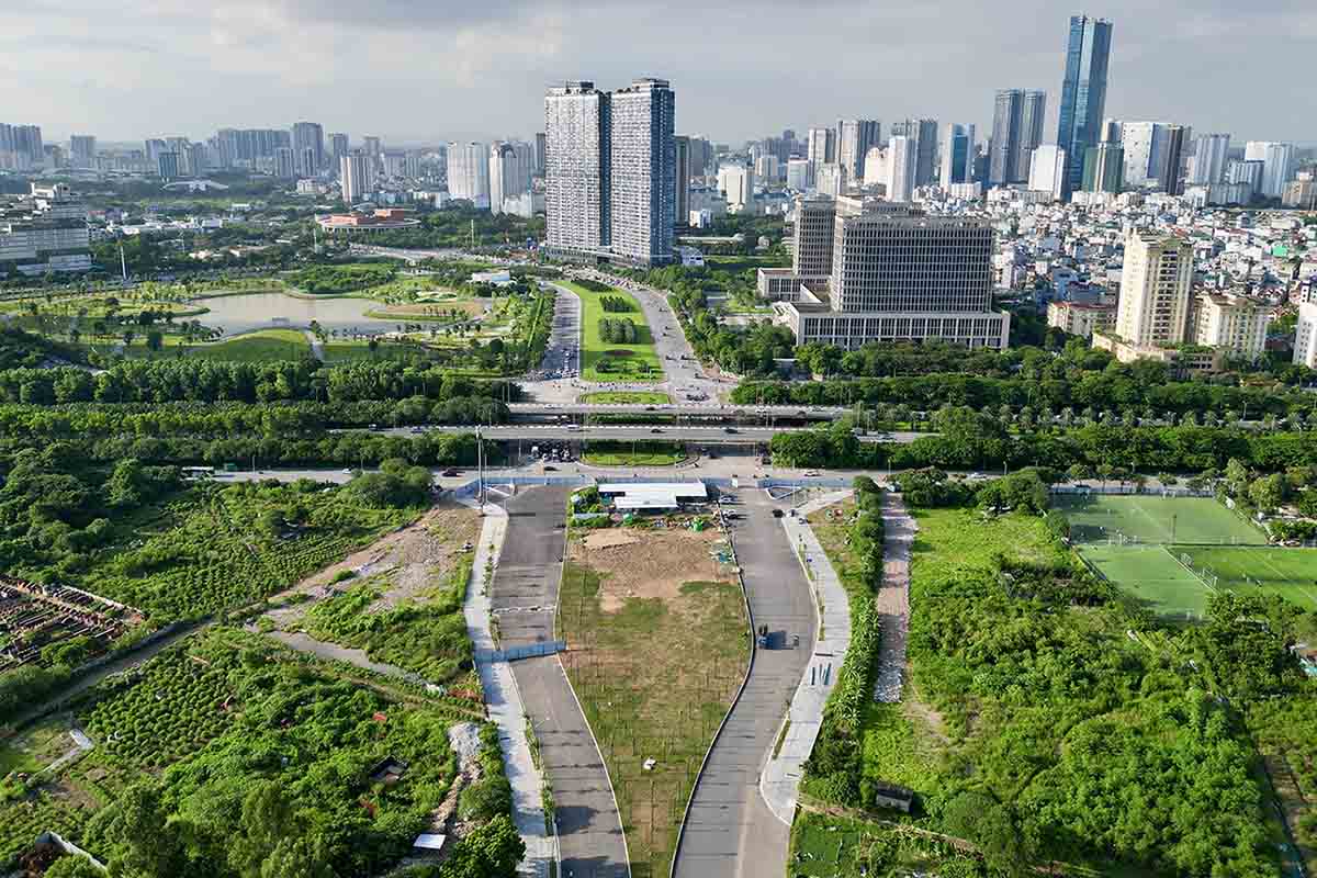 The starting point is at the intersection of Le Quang Dao - Thang Long Avenue, the ending point is at Duong Noi Urban Area (Ha Dong district). According to the design, the route will have inter-regional road standards, with a design speed of 60 km/h. Typical road cross-section size is 40 m, the section connecting to Thang Long Avenue (about 110 m long) has a cross-section width of 100 m.