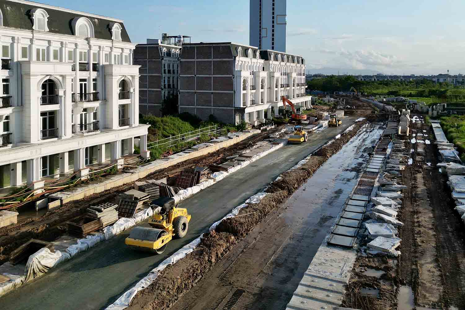 With the remaining route from Dai Linh intersection to Duong Noi Urban Area, more than 1.5 km long, dozens of machines and workers were mobilized by the investor and contractor for construction, speeding up the project progress.