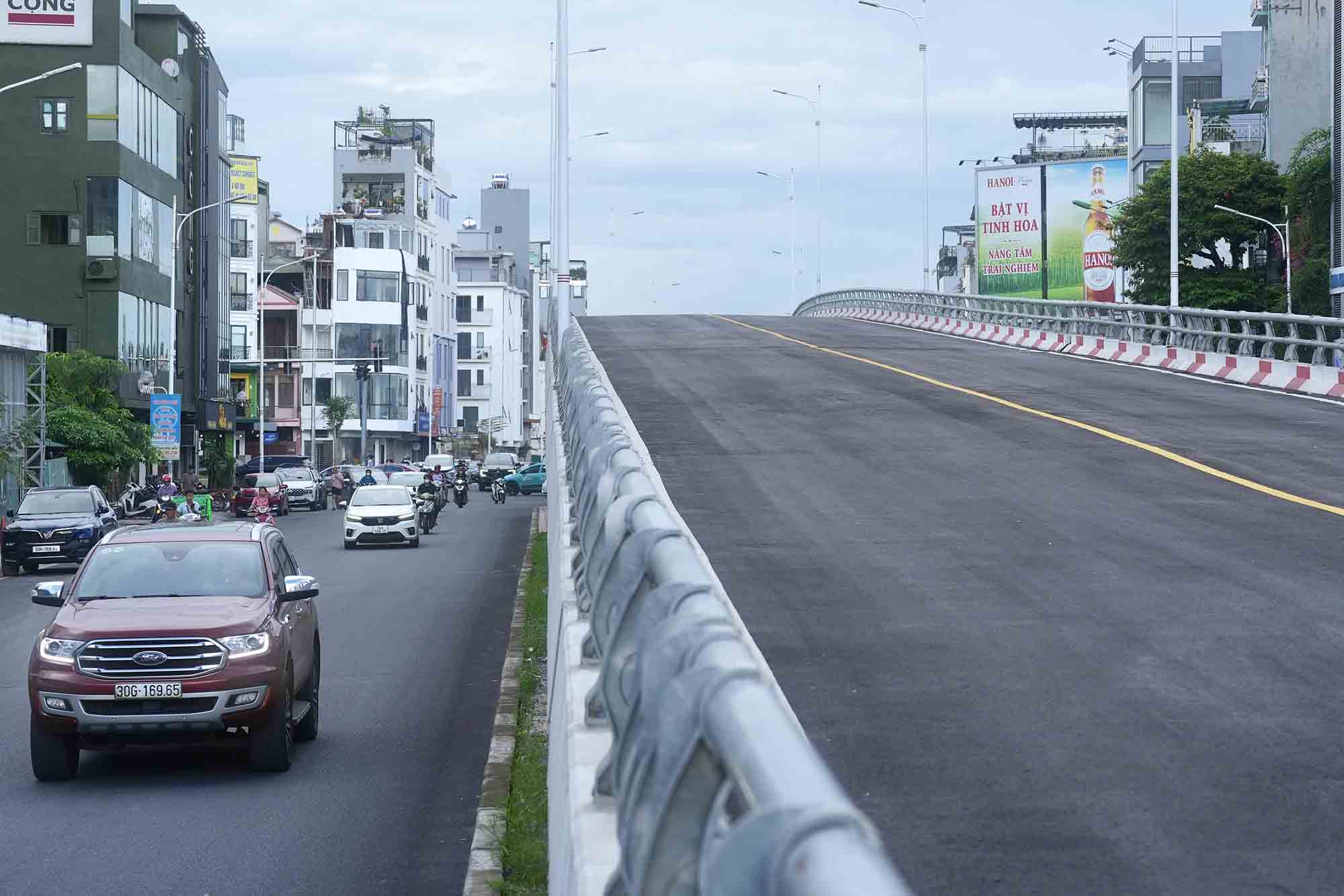 The highlight of the route is the steel overpass at the Hong Tien - Nguyen Van Cu intersection with a length and path of about 400 m, designed with 2 motor vehicle lanes and 2 mixed vehicle lanes, also completed and waiting for connection. .