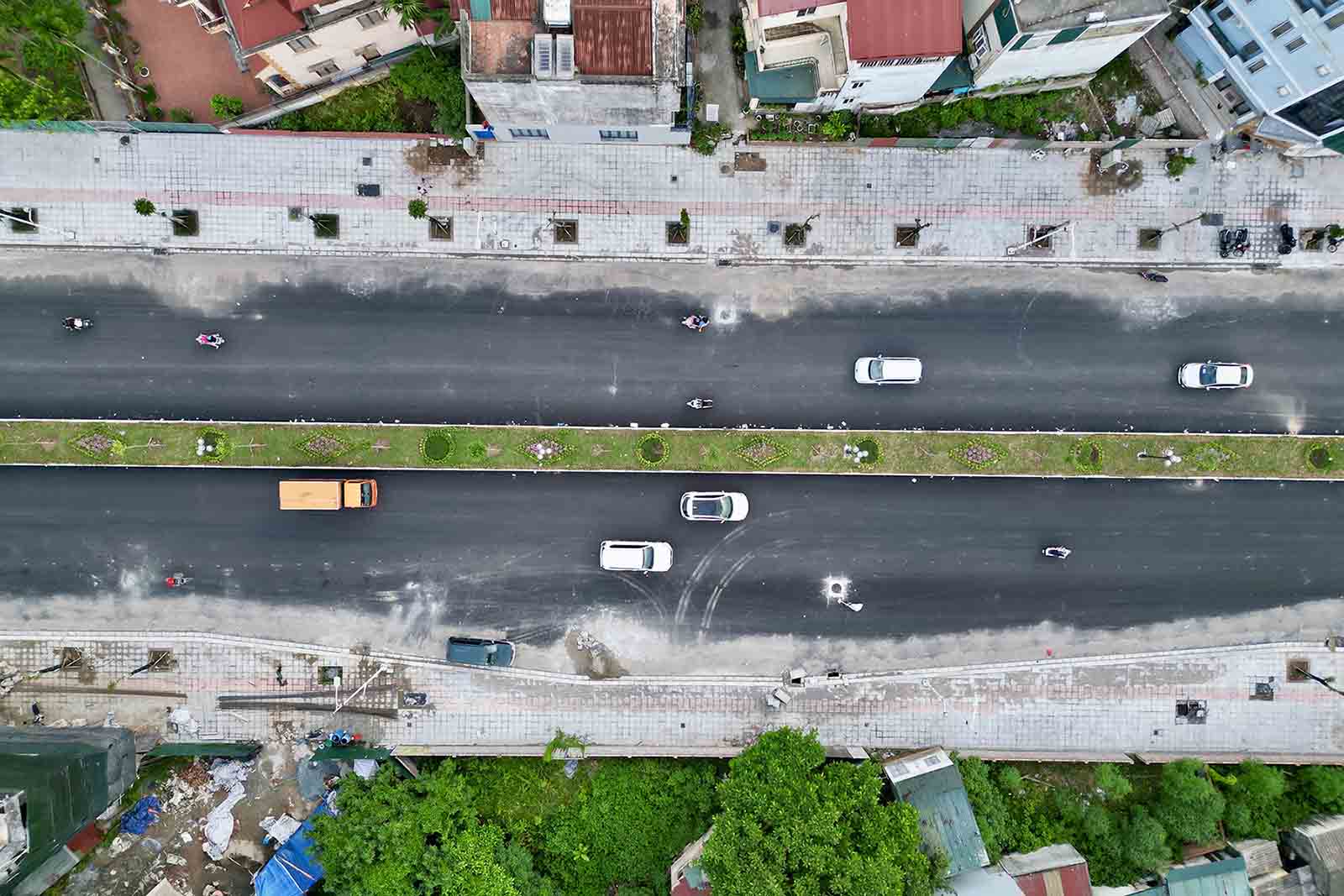 After 6 years of construction, the route has basically completed the main items, people can move from Nguyen Van Cu - Hong Tien intersection to Ngoc Thuy intersection and vice versa.