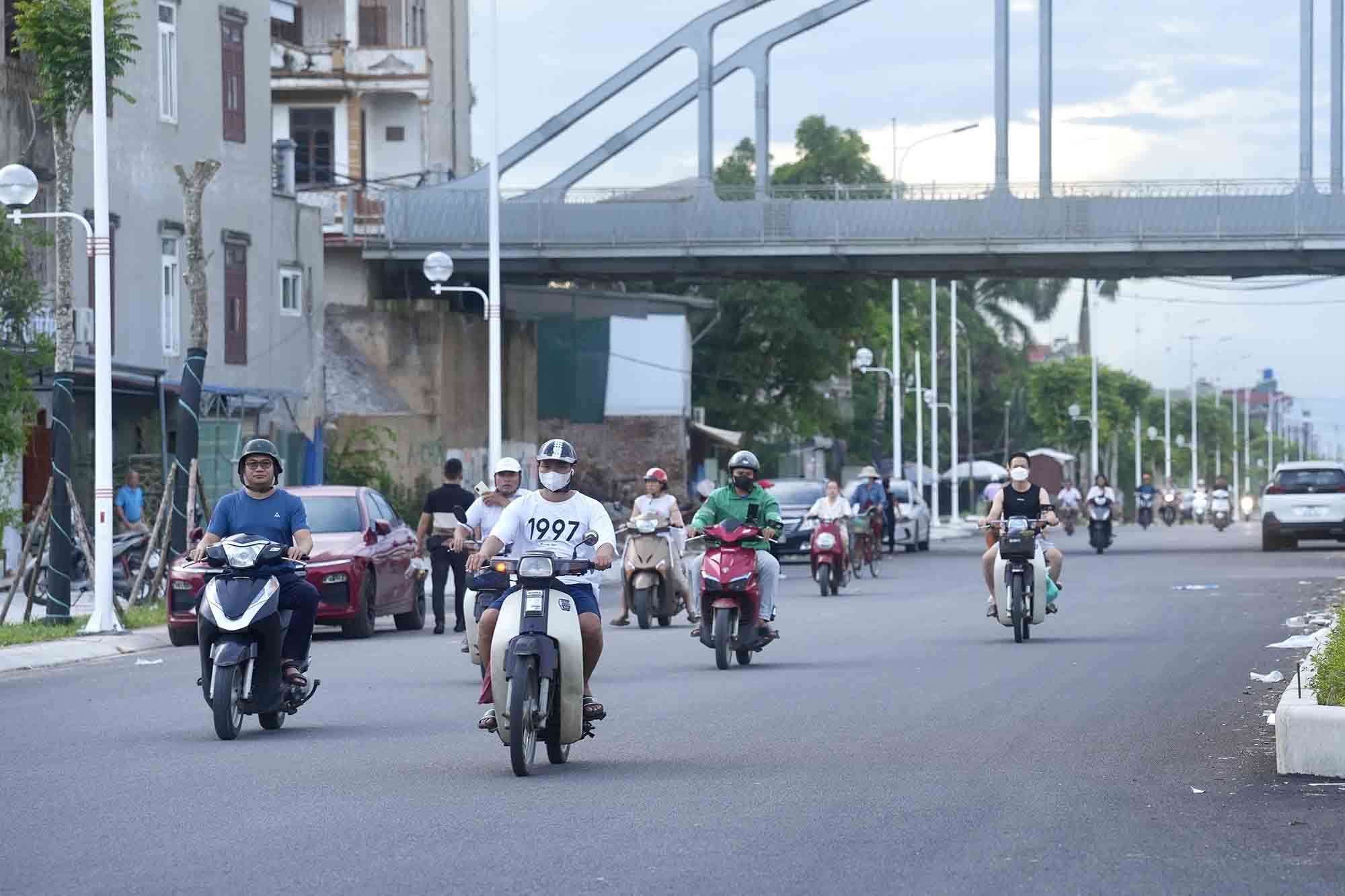 After 6 years of construction, the route has basically completed the main items, people can move from Nguyen Van Cu - Hong Tien intersection to Ngoc Thuy intersection and vice versa.