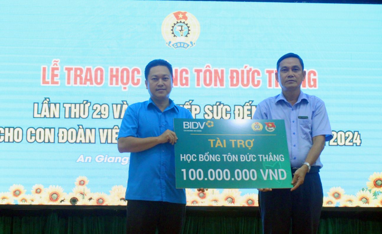 Mr. Lam Thanh Si - Chairman of the Confederation of Labor of An Giang province received support from the Ton Duc Thang Scholarship Fund. Photo: Luc Tung