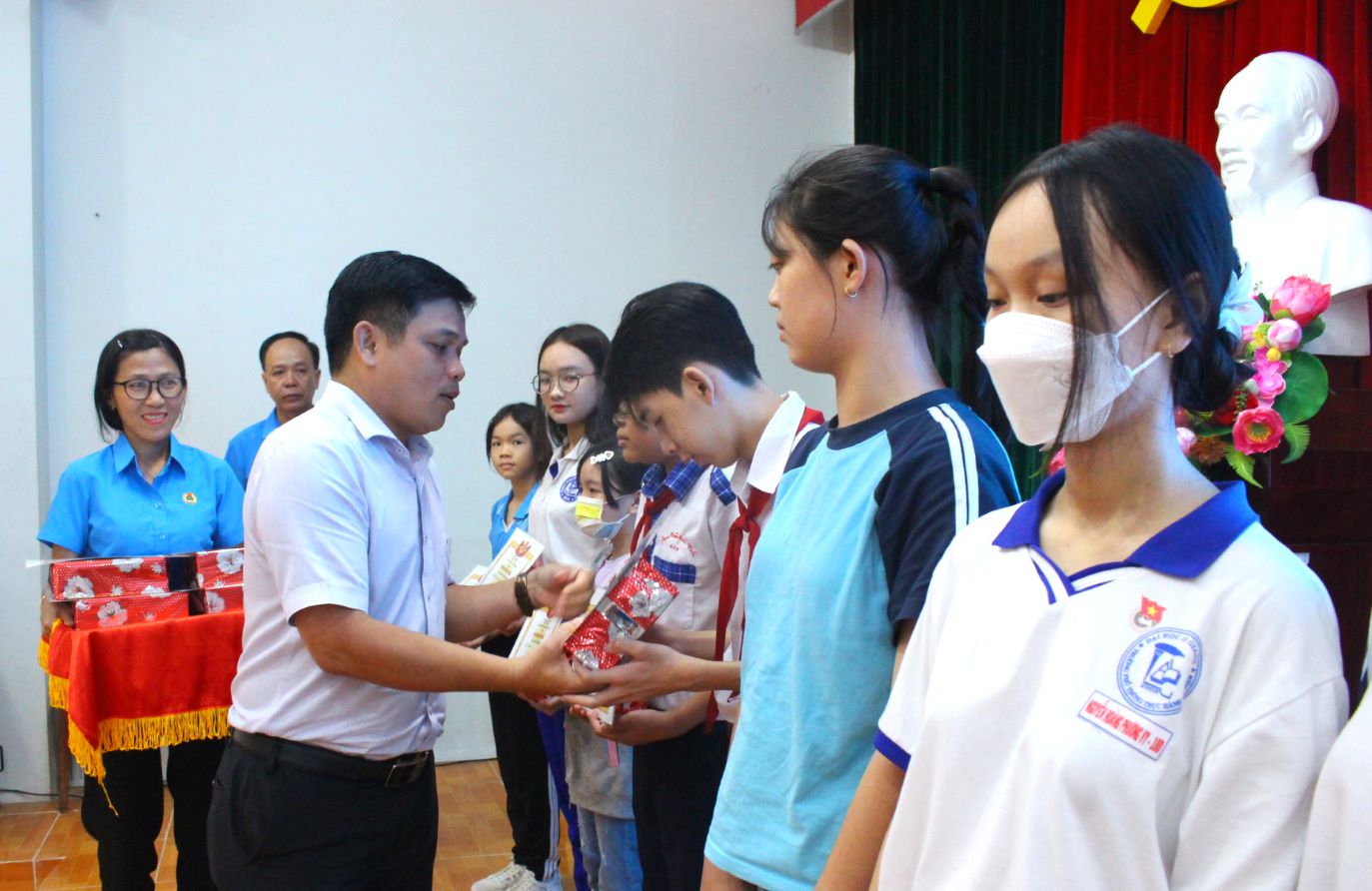 Mr. Nguyen Huu Ngoc - Deputy Head of the An Giang Provincial Party Committee's Mass Mobilization Committee awarded the 29th Ton Duc Thang Scholarship. Photo: Luc Tung