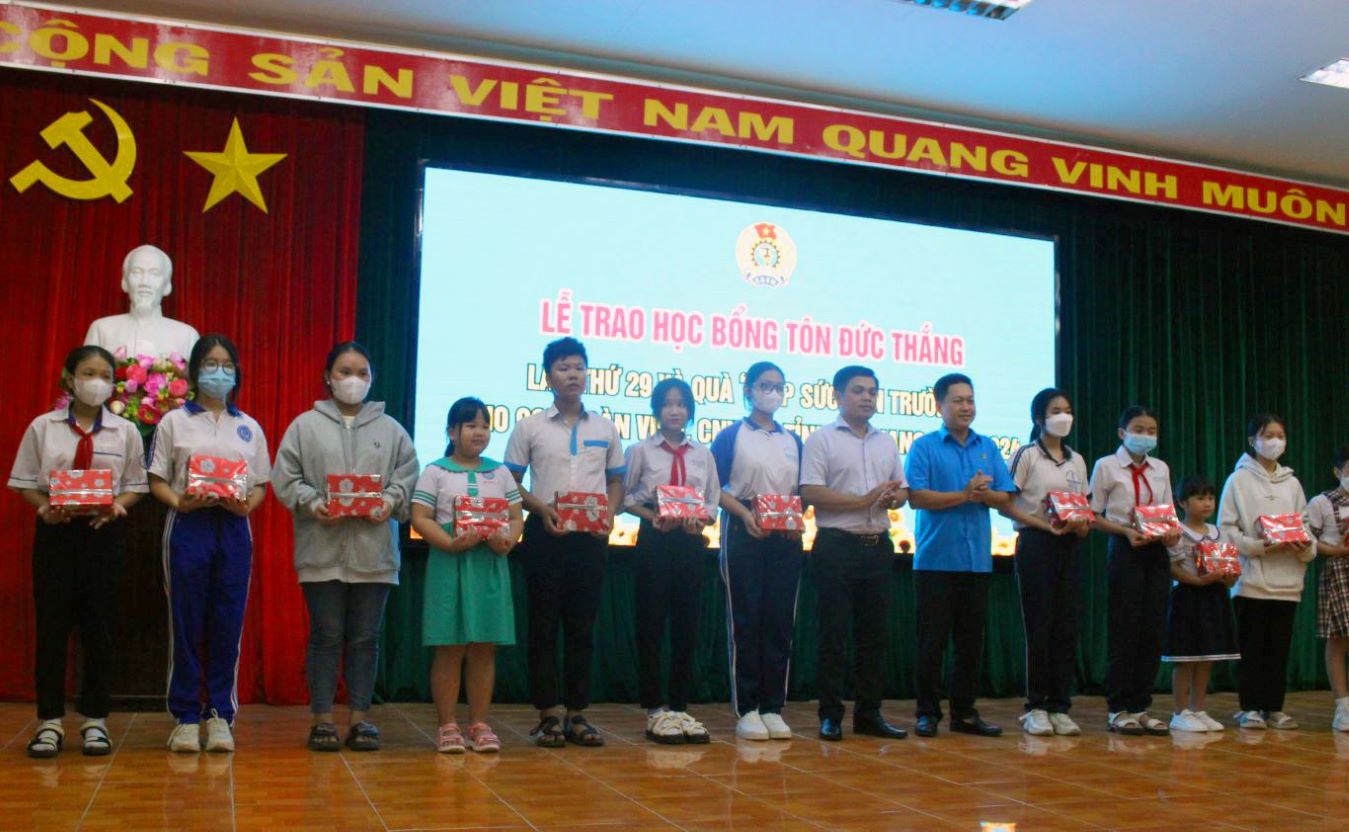 An Giang Provincial Labor Federation held the 29th Ton Duc Thang Scholarship Award Ceremony. Photo: Luc Tung