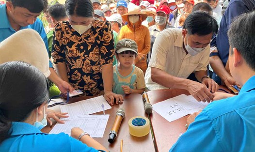 Liên đoàn Lao Động tỉnh Bình Dương hỗ trợ cho công nhân Công ty Hoàng Sinh. Ảnh: Đình Trọng