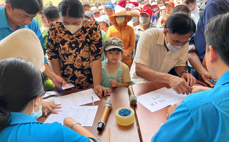Liên đoàn Lao Động tỉnh Bình Dương hỗ trợ cho công nhân Công ty Hoàng Sinh. Ảnh: Đình Trọng