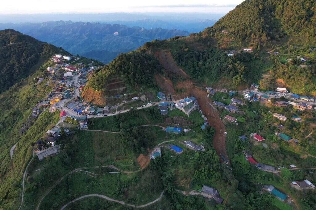 Nửa quả đồi sạt lở đã vùi lấp hoàn toàn một homestay ở Tà Xùa. Ảnh: Khải Hoàn