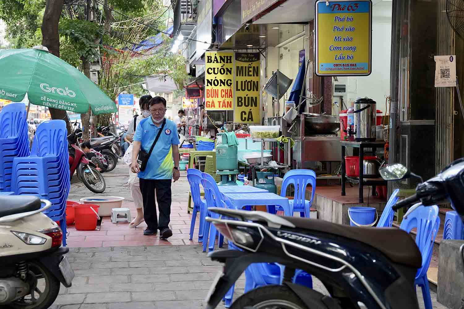 Dọc 2 bên đường Nguyễn Tuân san sát hàng quán buôn bán. Hàng hóa, đồ dùng nấu ăn được chủ kinh doanh bày bán chiếm dụng vỉa hè.