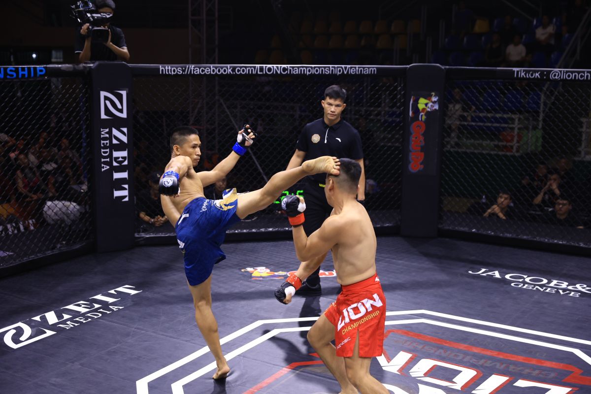Huỳnh Ngọc Tín (xanh) lập kỉ lục về chiến thắng nhanh nhất LION Championship. Ảnh: MMA
