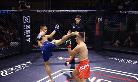 Huỳnh Ngọc Tín (xanh) lập kỉ lục về chiến thắng nhanh nhất LION Championship. Ảnh: MMA