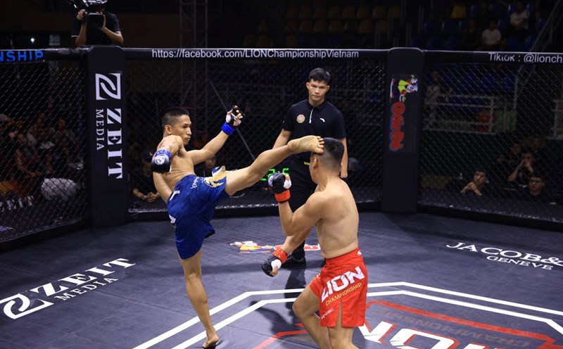 Huỳnh Ngọc Tín (xanh) lập kỉ lục về chiến thắng nhanh nhất LION Championship. Ảnh: MMA