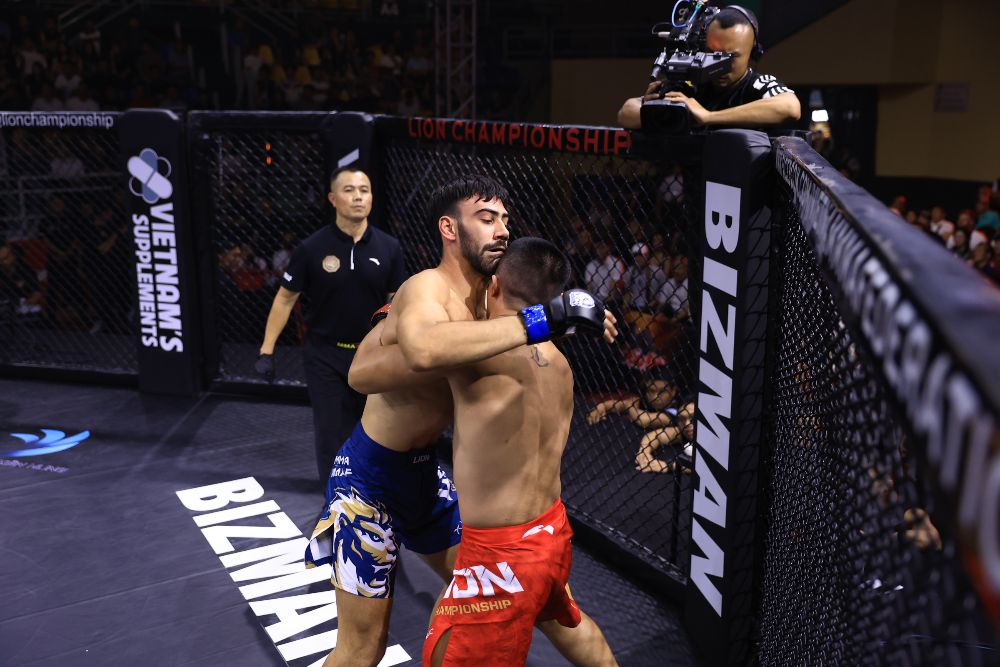 In the men's 77kg category, Armando De Crescendo won by technical knockout against Đặng Hoàng Minh at 1 minute 46 seconds of round 1.