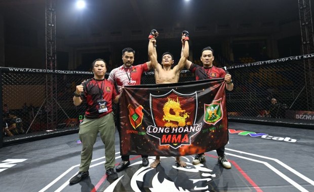 In the men's 60kg category, from a defensive position, Nguyễn Đức Thắng (red) secured a mount to unleash a series of ground and pound strikes against Mai Hồng Phát, forcing the referee to stop the fight at 1 minute 20 seconds of round 1. Nguyễn Đức Thắng won by technical knockout.