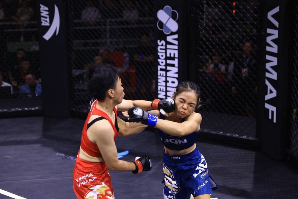 In the women's 52kg category, Lò Thị Phung secured a mount after a series of takedowns, then finished the fight with a triangle choke against Lê Thị Thúy Vy at 2 minutes 20 seconds of round 1. Lò Thị Phung won by submission.