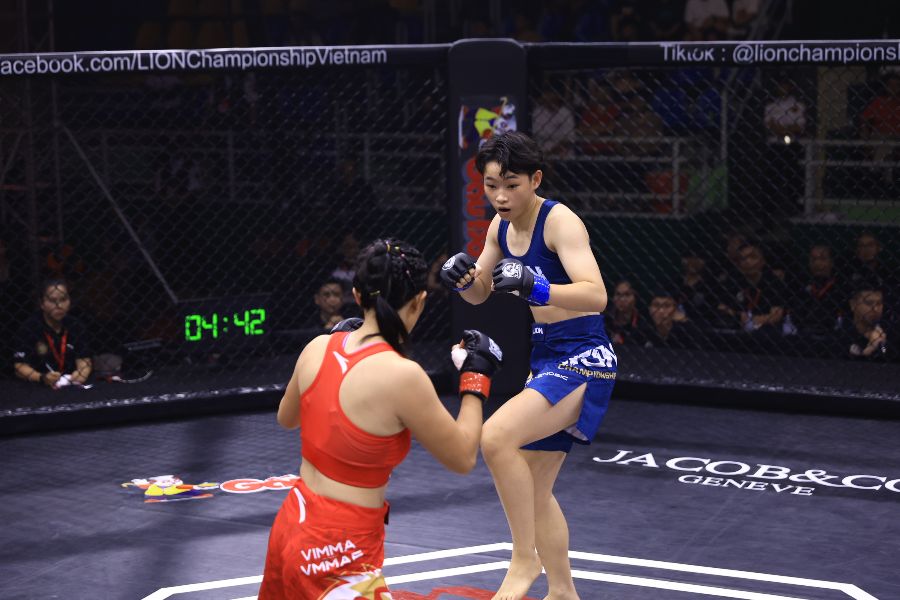 In the women's 52kg category, Nguyễn Vũ Quỳnh Hoa (green) secured a mount before transitioning to a rear-naked choke to defeat Hồ Thị Ngọc Bích. This was a submission victory for Nguyễn Vũ Quỳnh Hoa at 3 minutes 32 seconds of round 1.