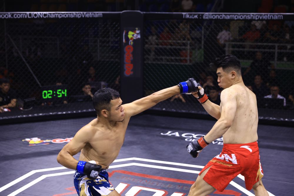 In the men's 70kg category, Phạm Anh Đức (green) won by points against Lê Hà Thanh Huy.