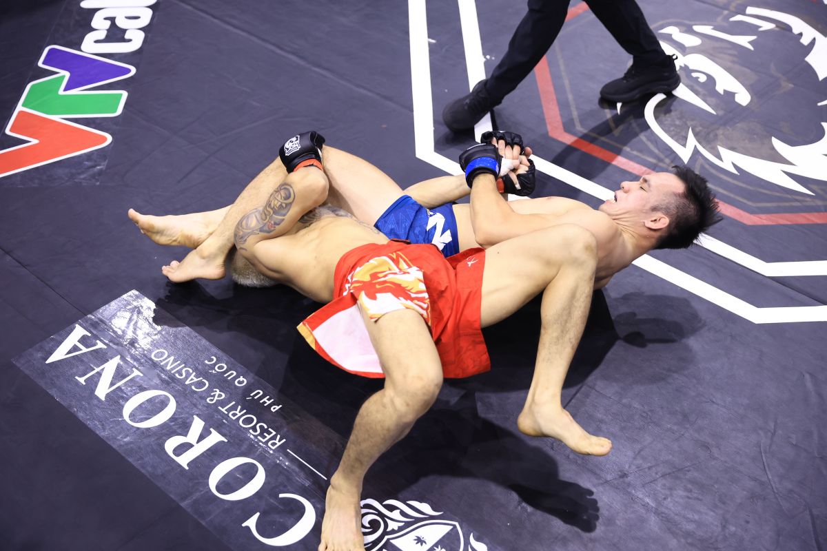 In the men's 56kg category, Phan Thanh Tùng (green) secured a side control position before transitioning to an armbar to defeat Phạm Ngọc Cảnh.