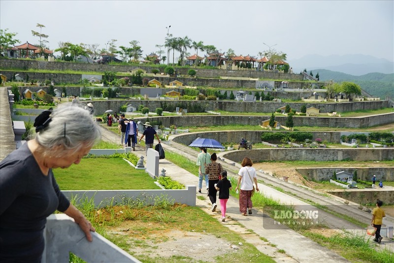 Nhiều người Việt thăm mộ, tảo một trong ngày rằm tháng 7 âm lịch. Ảnh: Tùng Giang - Hà Phương