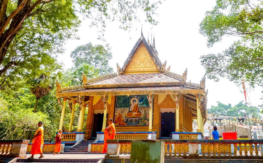 There are hundreds of temples in Sóc Trăng, and each temple has many green trees, but only at Dơi Temple, Ward 3, TP Sóc Trăng, there is a colony of bats that reside and live.