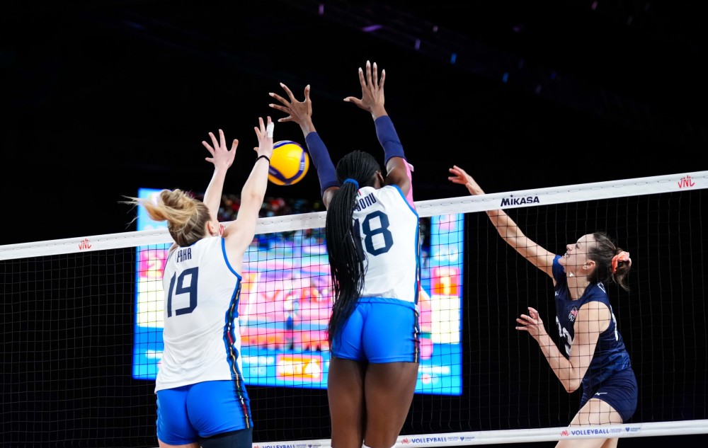 Tuyển nữ Mỹ và tuyển nữ Italy hứa hẹn tạo nên trận đấu hấp dẫn tại chung kết bóng chuyền nữ Olympic 2024. Ảnh: VNL