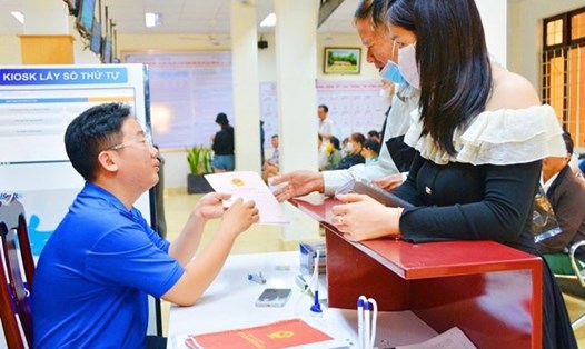 Đoàn Thanh niên tham gia hỗ trợ bốc số thứ tự, hướng dẫn thủ tục cho người dân khi giải quyết thủ tục hành chính ở TP Buôn Ma Thuột, tỉnh Đắk Lắk. Ảnh: Hương Giang
