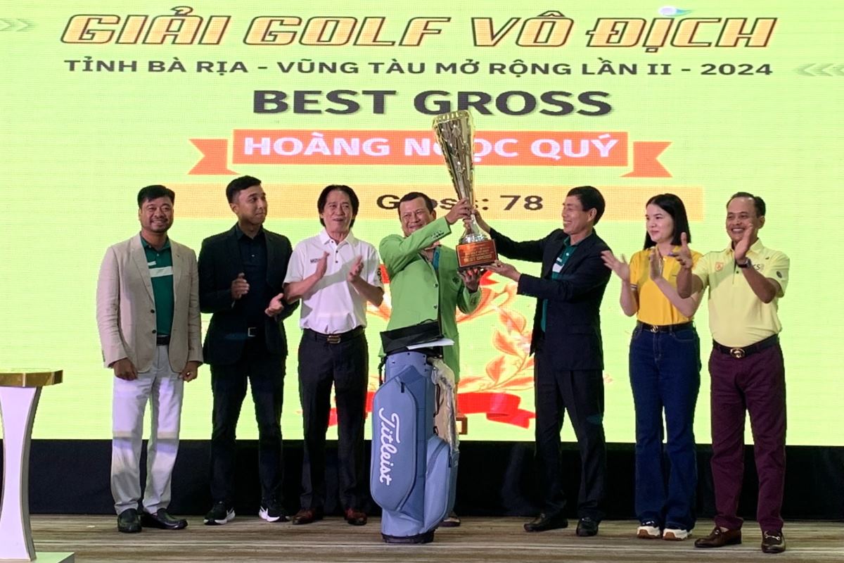 Trao cúp cho golfer đạt giải Best Gross. Ảnh: Khánh Lâm