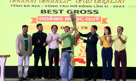 Trao cúp cho golfer đạt giải Best Gross. Ảnh: Khánh Lâm