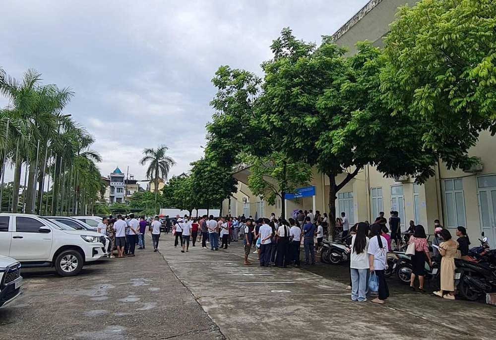 A large number of people attended the auction on July 28 in Dan Phuong. Photo: Anh Vu.