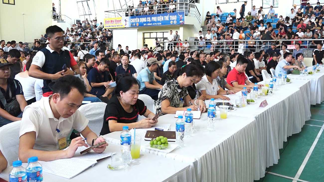  Người dân tham gia cuộc đấu giá đất tại huyện Thanh Oai, Hà Nội. Ảnh: Cao Nguyên
