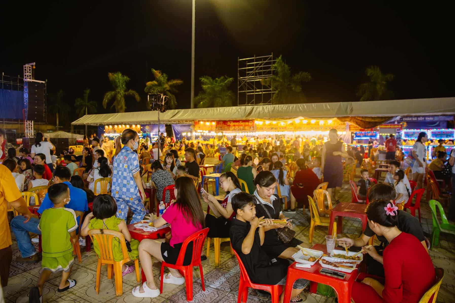 Most stalls at the Cam Ranh Crab Festival sold fast food like fish cakes and French fries. Photo: Hữu Long