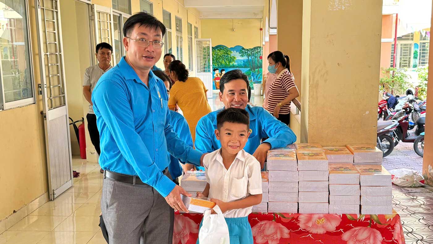 Students receiving notebooks on the occasion of the new academic year. Photo: Thới Lai Labor Federation