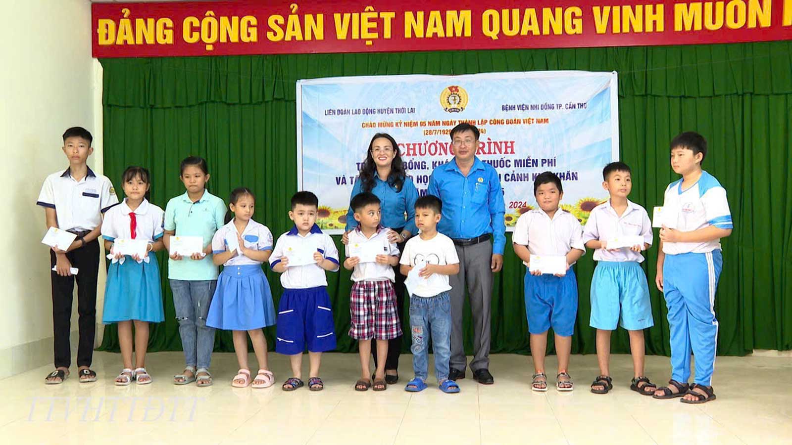 Students receiving scholarships. Photo: Thới Lai Labor Federation