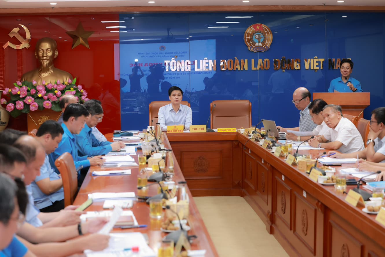 Hội thảo do Phó Chủ tịch Tổng LĐLĐVN Ngọ Duy Hiểu chủ trì thảo luận nhiều nội dung liên quan đến Công đoàn thực hiện vai trò đại diện người lao động. Ảnh: Hải Nguyễn