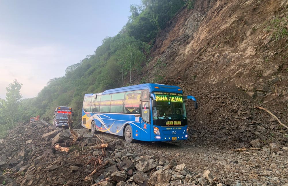 A landslide on Highway 279D through Son La. Photo: Minh Nguyen