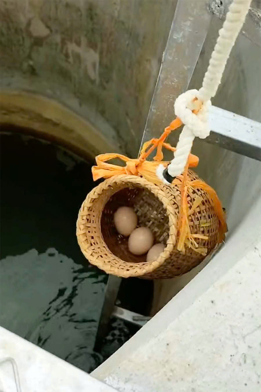 Eggs can be soaked in the hot spring water for 10-15 minutes to create a unique dish called 